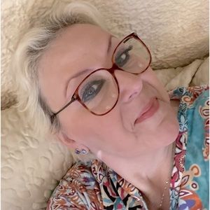 Meet Kim, Your Posher & Floral Designer!